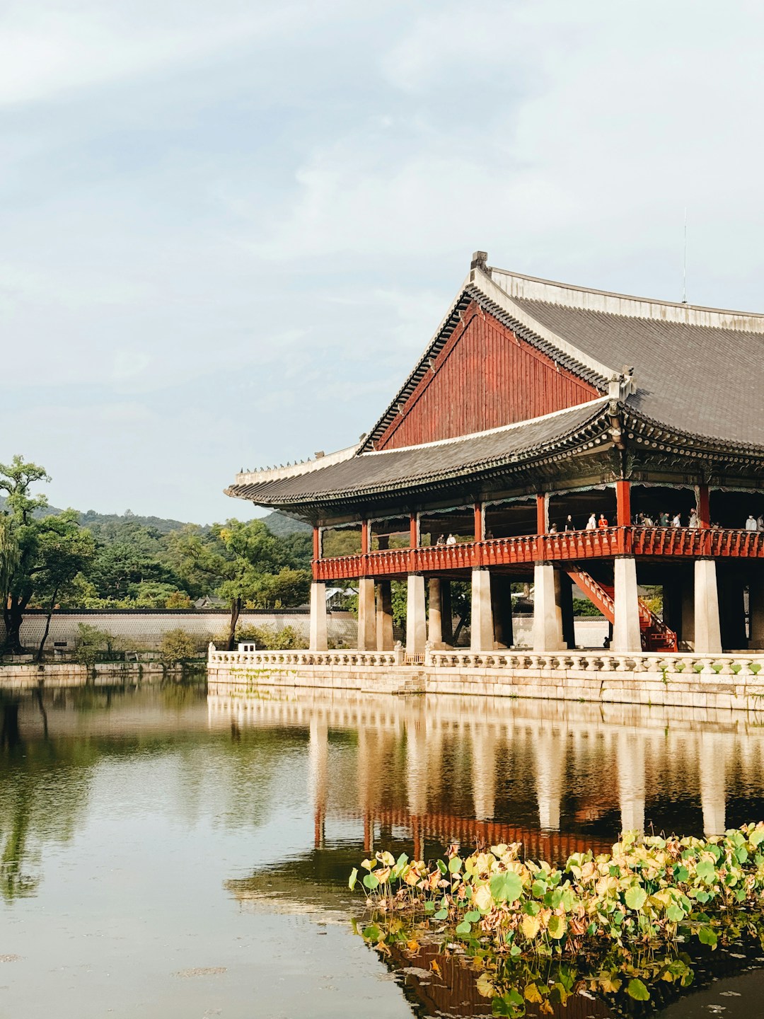 경회루 — 연못 위에 떠 있는 누각